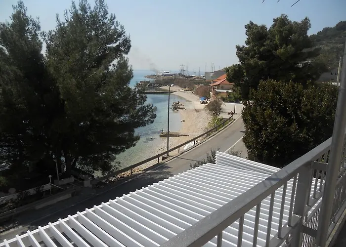 Nela * Jesenice (Split-Dalmatia)